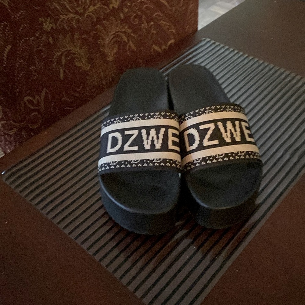 DZWE Women’s Slide On Platforms. Size 8